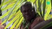A Ouvéa, en Nouvelle-Calédonie, Emmanuel Macron plante un arbre très symbolique