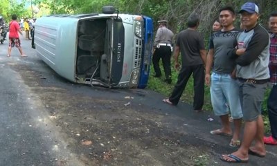 Minibus Bawa Rombongan Pengantin Terguling di Ponorogo