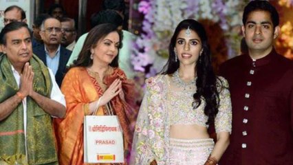 Mukesh Ambani, Nita Ambani offers Son Akash Ambani's Wedding Card at Siddhivinayak | Oneindia News