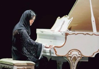 فتاة سعودية تأسر الجميع بموسيقى راقية في منتدى دافوس