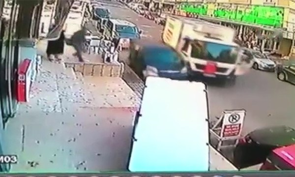 Freni boşalan kamyon ortalığı savaş alanına çevirdi