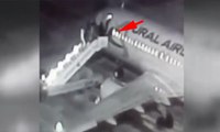 Uçağa binecekleri sırada, yolcu merdiveni kırıldı... O an kamerada