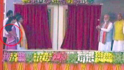 మోడీ సభలో...మహిళామంత్రితో అసబ్య ప్రవర్తన | Oneindia Telugu