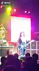 Les cheveux du guitariste prennent feu