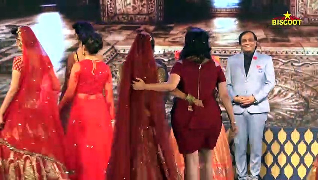 SAD Karthik Aryan's Heroine Ishita Raj Sharma ACCIDENT on Ramp Walk At National Jewellery Awards