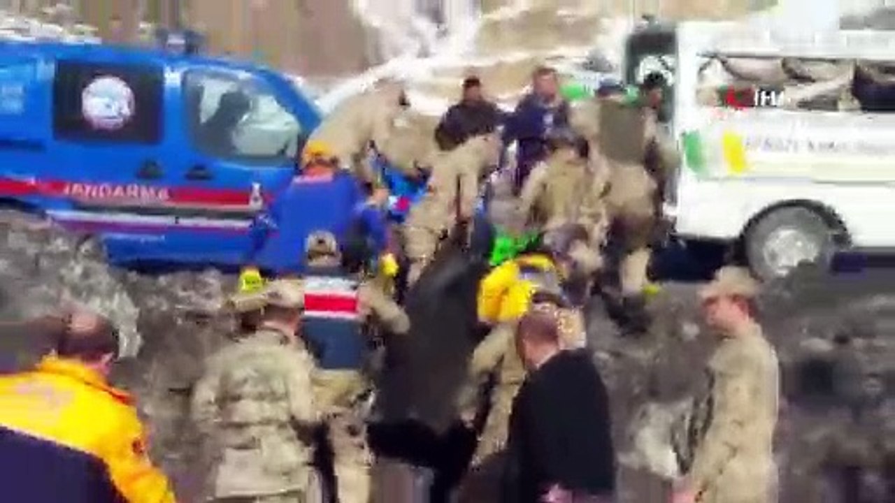 Çıktığı elektrik direğinde akıma kapılan işçi hayatını kaybetti