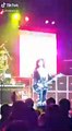 Les cheveux d'un chanteur de rock prennent feu pendant un concert (États-Unis)