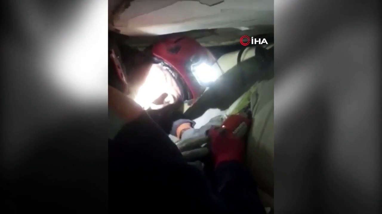 Kartal'da enkaz altından kurtarılan Mahmut Tayyip Alemdar'ın göçük altından kurtarılma görüntüleri ortaya çıktı.  Kurtarma sırasında ekipler Mahmut Tayyip'le sohbet ederken , bir görevli küçük çocuğa,' Seni burdan çıkarayım maça götüreceği