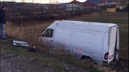 Report TV - Lezhë-Laç, furgoni dhe makina përfundojnë jashtë rruge pas aksidentit, 2 të lënduar