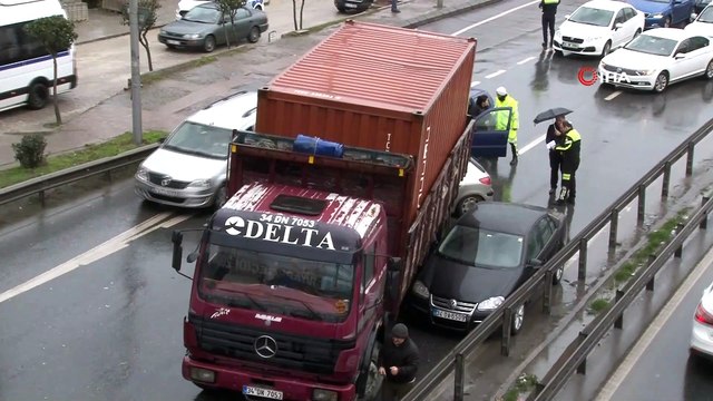 E-5 Büyükçekmece'de trafiği durduran zincirleme kaza:2 çocuk yaralı