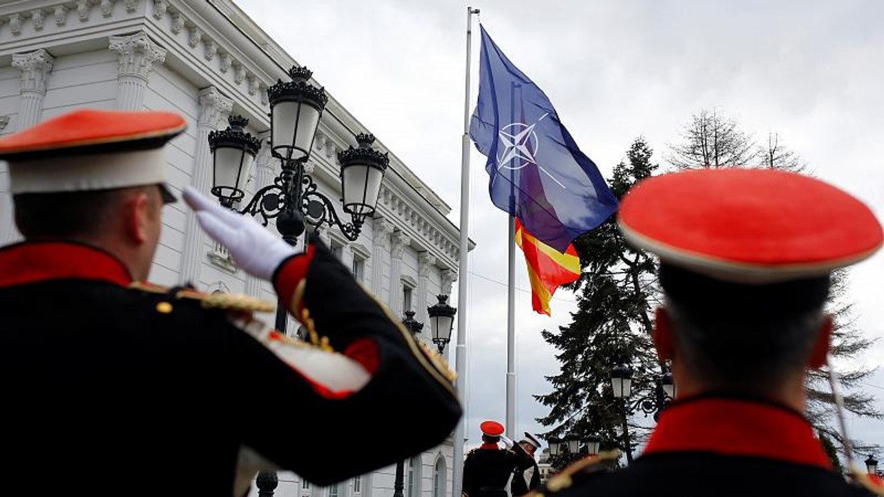 Η σημαία του ΝΑΤΟ κυματίζει στα Σκόπια-Έκανε λόγο για Βόρεια Μακεδονία ο Ζάεφ