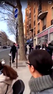 Gros dérapage d'un policier qui gaz des passants qui n'avaient rien à voir avec les gilets jaunes