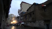 Patlamada hasar gören bina iş makineleri tarafından yıkıldı