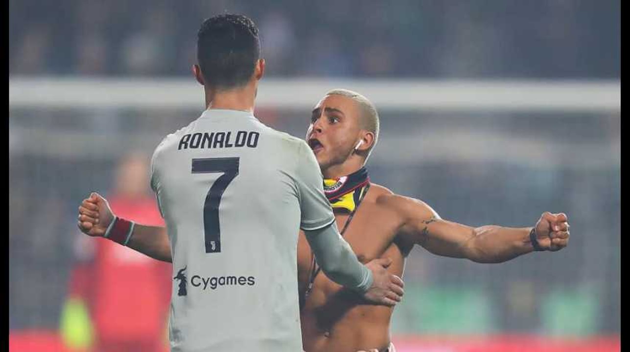 Un homme est parvenu à distraire les stewards pour courir en direction de Cristiano Ronaldo lors de Sassuolo-Juventus