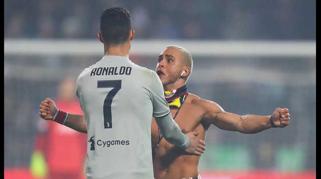 Un homme est parvenu à distraire les stewards pour courir en direction de Cristiano Ronaldo lors de Sassuolo-Juventus
