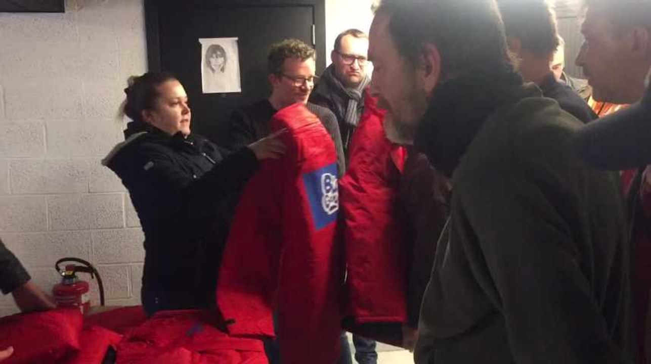 Charleroi: Les élèves de l’IET distribuent des manteaux personnalisés aux plus démunis