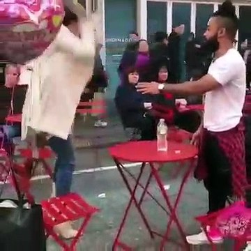 Ne jamais répondre à son ex devant sa copine... Chaud