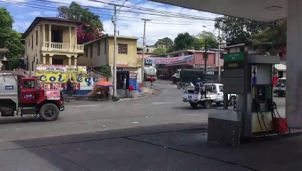 Plizyè kamyon ap livre gaz nan zòn metropolitèn nan sou proteksyon lapolis