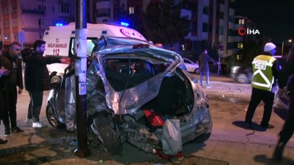 Minibüsün iki otomobile birden çarptığı feci kaza kamerada: 1 ölü, 3 yaralı