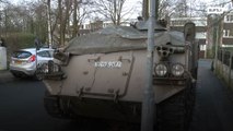 ماذا تفعل مركبة عسكرية في وسط مانشستر؟