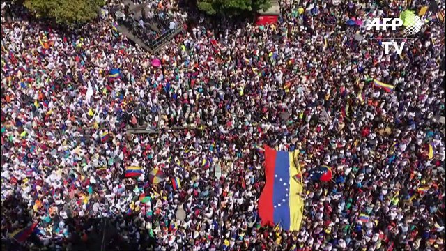 Guaidó reta con ayuda humanitaria y Maduro pide paz