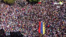 Guaidó reta con ayuda humanitaria y Maduro pide paz
