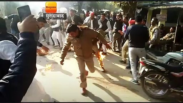 पुतले की आग बुझाने में लगी दरोगा की पैंट में आग