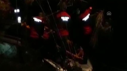 Adana'da Otomobil Sulama Kanalına Düştü: 2 Yaralı