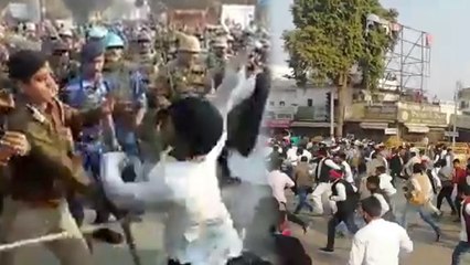 सपा कार्यकर्ता ने दरोगा को मारी लात और थप्पड़, पुलिस ने किया लाठीचार्ज