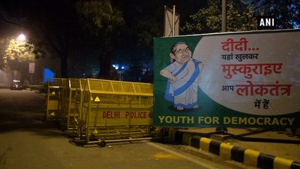 Скачать видео: Posters of Mamata Banerjee asking her to 'smile' put up across Delhi