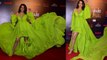Surveen Chawla flaunts her baby bump at Filmfare Glamour and Style Awards; Watch video | Boldsky