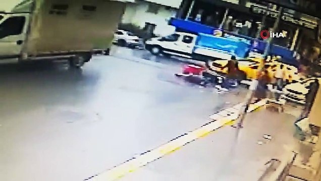 Ters yöne giren motosiklete taksi çarptı