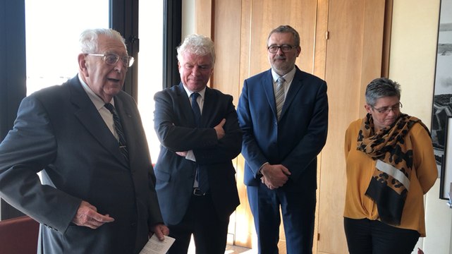 Remise de la médaille de la ville à Henri Girardon