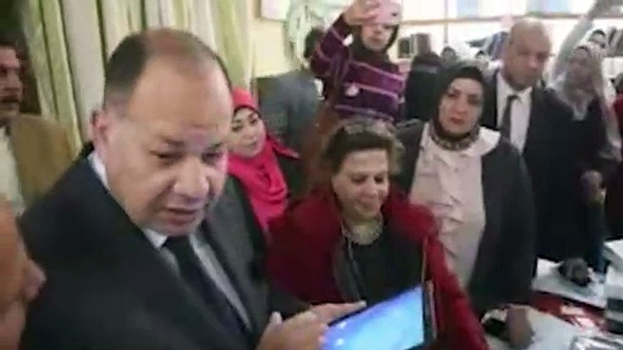 محافظ الفيوم يوزع التابلت على طالبات الثانوية العامة
