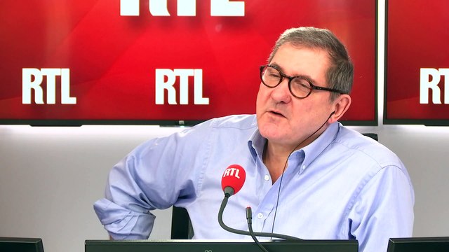 Nous passons autant de temps à regarder nos écrans qu'à travailler , révèle Lenglet