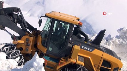 İletişim için kimsenin kalmadığı köyün yollarını açtılar