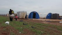 الشتاء يفاقم معاناة النازحين على الحدود السورية