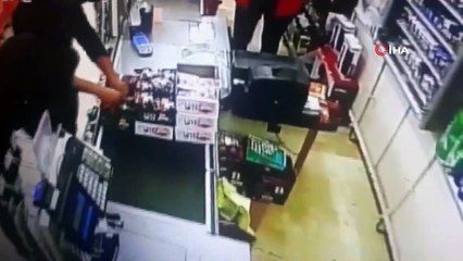 Antalya'da bıçaklı silahlı soygun girişimi kamerada