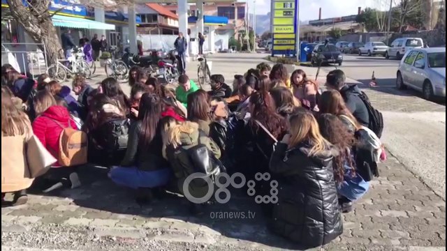 Ora News - Stop dhunës dhe përdhunimit , studentët e Shkodrës protestë para Komisariatit