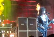 مطرب أمريكي يواصل الغناء رغم اشتعال النيران بشعره