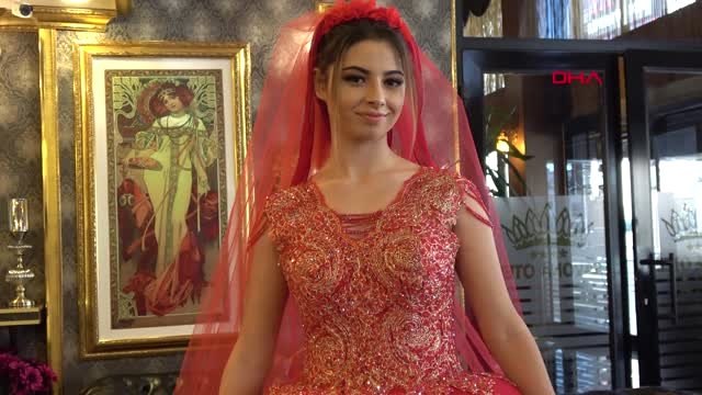 Sivas 14 Şubat'a Özel Altın İşlemeli Gelinlik