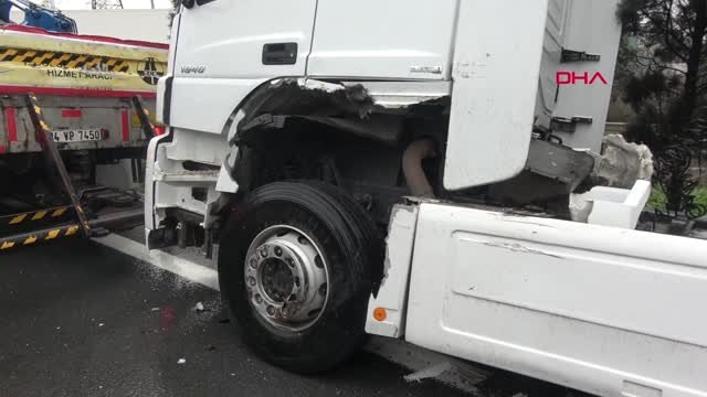 Kocaeli Kontrolden Çıkan Tır Bariyerlerin Üzerine Devrildi