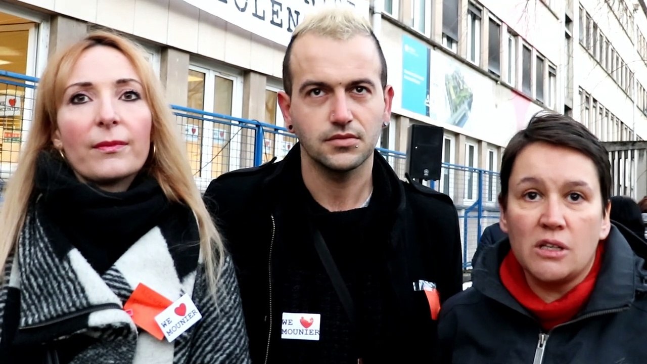 Le rassemblement après l'agression d'un enseignant devant le lycée Mounier de Grenoble