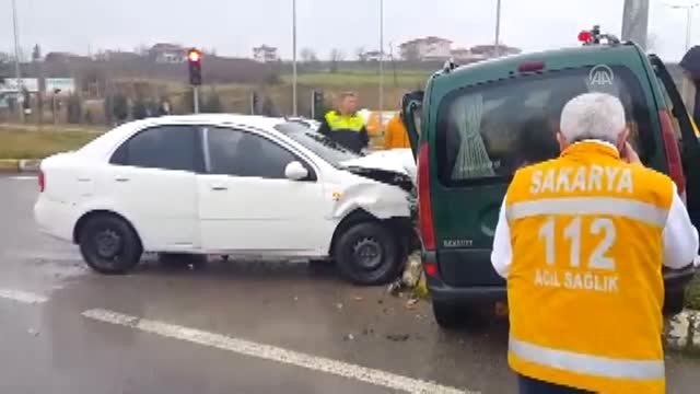 Otomobille Kamyonet Çarpıştı: 4 Yaralı