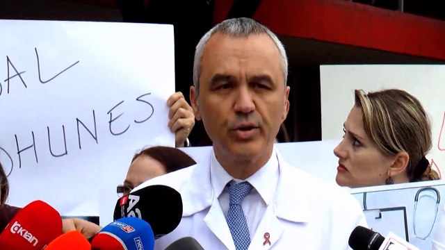 Dhuna ne QSUT - Mjeket dalin ne proteste