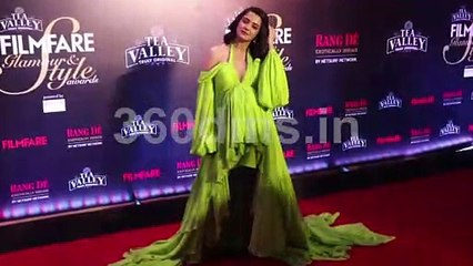 Deepika, Sonam and Vicky Kaushal At Red Carpet of Filmfare Glamour & Style Awards 2019