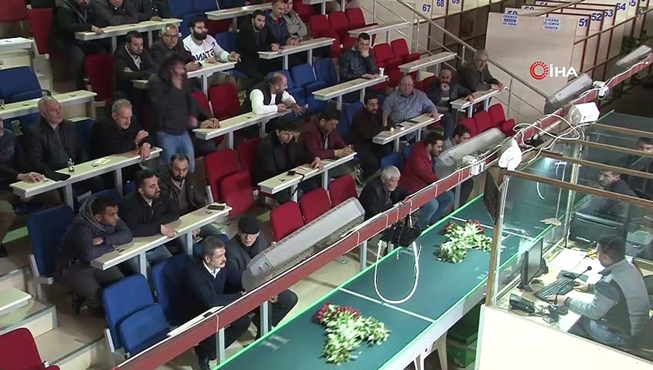 Adana çiçek mezatında Sevgililer Günü hareketliliği