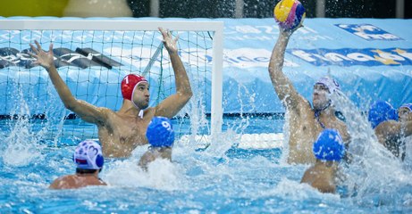 مباراة تتحول إلى معركة شرسة في الماء