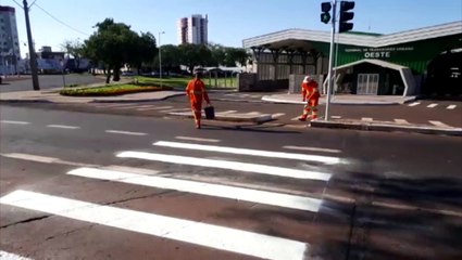Sinalização é pintada próximo ao novo Terminal Oeste