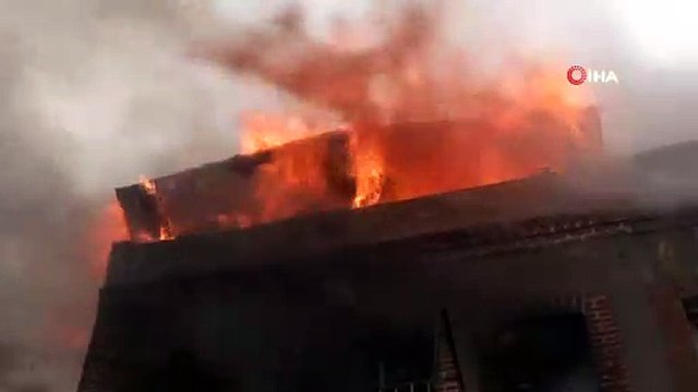 Fatih Aksaray'da metruk durumdaki tarihi bir binanın çatısında yangın çıktı. Olay yerine çok sayıda itfaiye ekibi sevk edildi. Çatının alevli şekilde yandığı görüldü